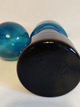 bouteille en verre bleue