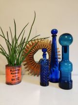 bouteille en verre bleue