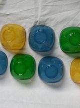 7 coupelles en verre coloré