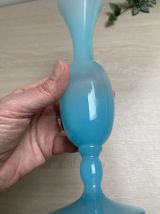 Vase soliflore en verre opalin bleu