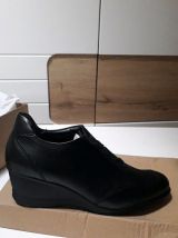 Jolie chaussure Neuve couleur Noir 38