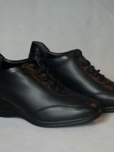 Jolie chaussure Neuve couleur Noir 38