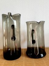 Brocs design  en verre fumé à col pincé. Vers 1970. 