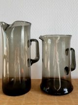 Brocs design  en verre fumé à col pincé. Vers 1970. 