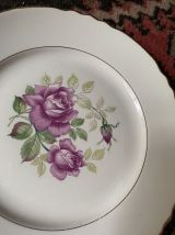 6 assiettes plates anciennes dépareillées et fleuries.