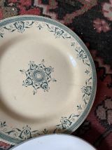 6 assiettes plates anciennes dépareillées et fleuries.