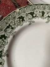 6 assiettes plates anciennes dépareillées et fleuries.