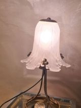 lampe fer forgé  ,patiné or  tres belle tulipe en verre epai