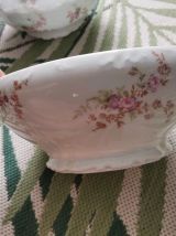 Service en porcelaine de Limoges motif fleuri 