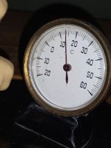 Sculpture Femme Nue  et un Thermomètre 