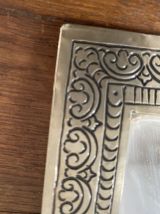 Miroir marocain vintage en métal argenté ciselé.