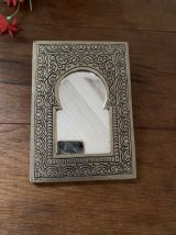 Miroir marocain vintage en métal argenté ciselé.