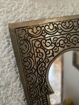Miroir marocain vintage en métal argenté ciselé.