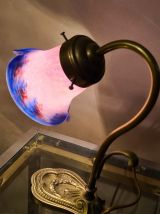 petite lampe bronze et laiton  , avec jolie tulipe pate de v