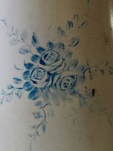 Broc en fer émaillé décor fleur bleue