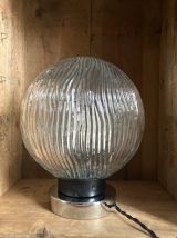 Lampe à poser globe en verre strié