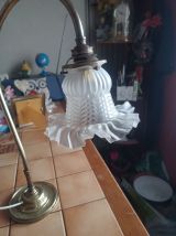 Ancienne lampe col de cygne en laiton et verre pressé blanc
