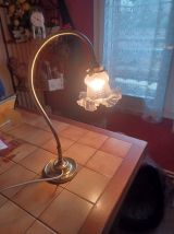 Ancienne lampe col de cygne en laiton et verre pressé blanc