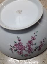 Plat creux en porcelaine. 