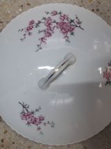 Plat creux en porcelaine. 