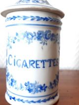 Pot d'apothicaire cigarettes en porcelaine 