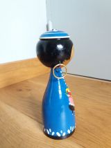  Poupée en bois tourné