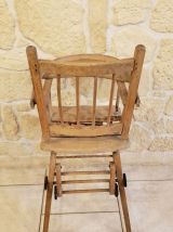 Ancienne chaise haute en bois à restaurer