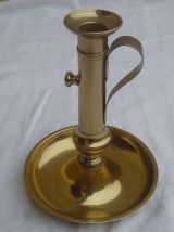 grand bougeoir poussoir en laiton , vintage