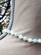 Collier en perles nacrées 42 cm long bleu ciel blanc fermoir