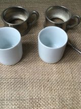Duo d’anciennes tasses a café avec support en métal 
