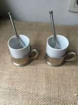 Duo d’anciennes tasses a café avec support en métal 