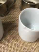 Duo d’anciennes tasses a café avec support en métal 