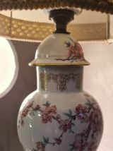 lampe asia porcelaine motif papillon  et fleural  electricit