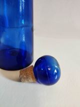 carafe bleu foncé avec bouchon rond