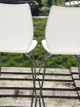 Paire de chaises blanches en plexiglas 