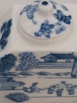 Théière en faience de la fin du xixeme. 