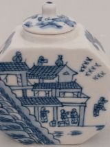 Théière en faience de la fin du xixeme. 