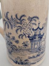 Pichet en faience signé Creil et Montereau. 