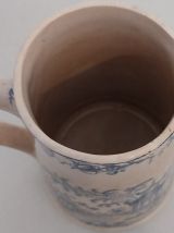 Pichet en faience signé Creil et Montereau. 