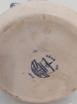 Pichet en faience signé Creil et Montereau. 