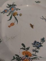 Assiette en faience de MOUSTIERS fin xviiième, début xixème.