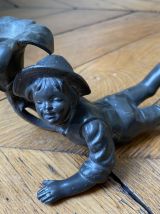 Bougeoir en régule figurant un petit garçon