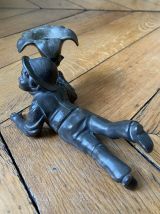 Bougeoir en régule figurant un petit garçon