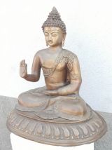 Statue de bouddha assis en bronze.