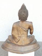 Statue de bouddha assis en bronze.