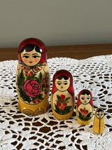 Lot de poupées russes en bois