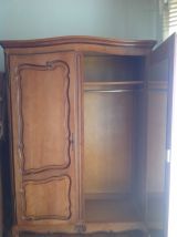 Armoire en merisier massif avec grande étagère et penderie