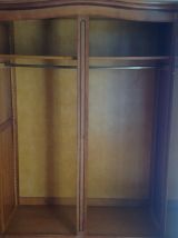Armoire en merisier massif avec grande étagère et penderie