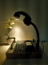 Téléphone style vintage recyclé en lampe à poser