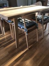 Table à manger avec 4 chaises